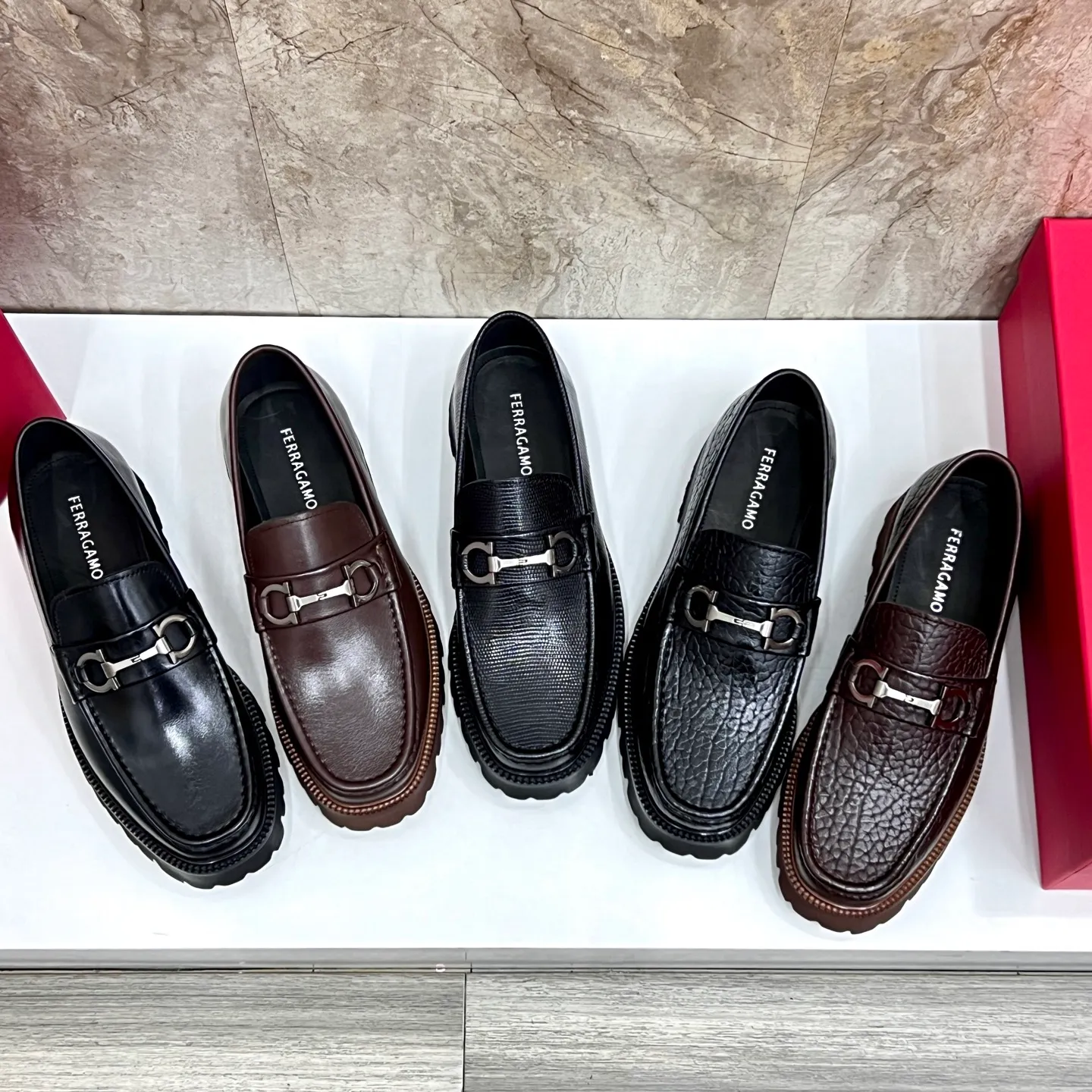 Original quality P580 Brand: Ferragamo Standard size: Men's size 38/44 (45.46 can be customized) Grade: Same style as the official website High-quality men's shoes Material: Customized first-layer calfskin with water-dyed cowhide lining Cowhide tiptoe Original non-slip and wear-resistant rubber outsole Style category: Men's formal business leather shoes are young and fashionable European and American trends British style Casual matching and comfortable feet Color: actual picture